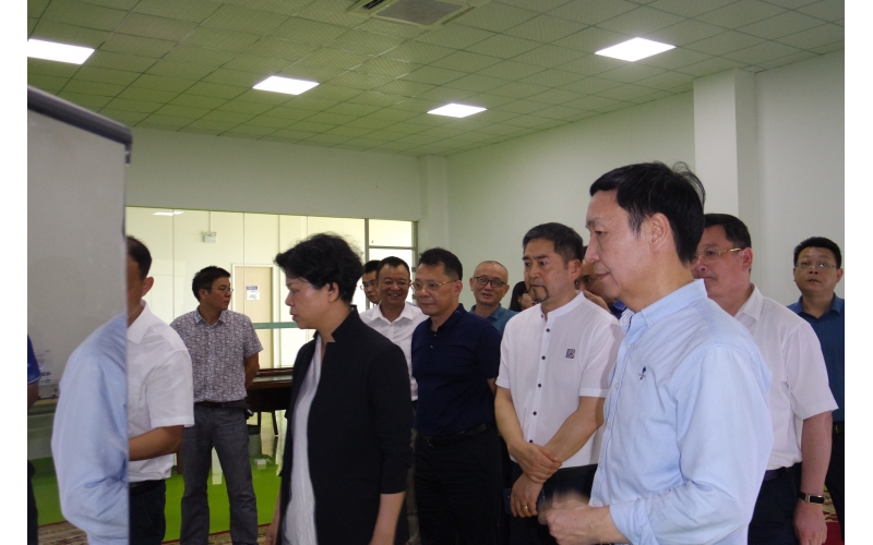 市委副書記、市長(zhǎng)張迎春走訪智能制造企業(yè)，來(lái)我司調(diào)研，與我司高層領(lǐng)導(dǎo)親切會(huì)面。